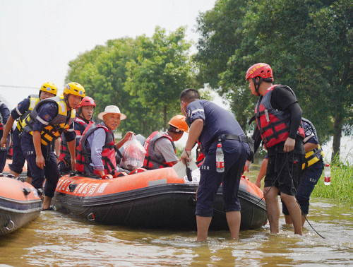 　　△2020年7月12日晚，江西省九江市永修县三角联圩出现溃堤险情，当地政府紧急组织群众转移，并设立安置点安置转移群众。