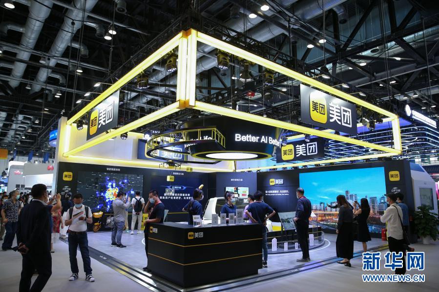 2020年9月8日,观众在服贸会综合展区参观。新华社记者 潘思危 摄