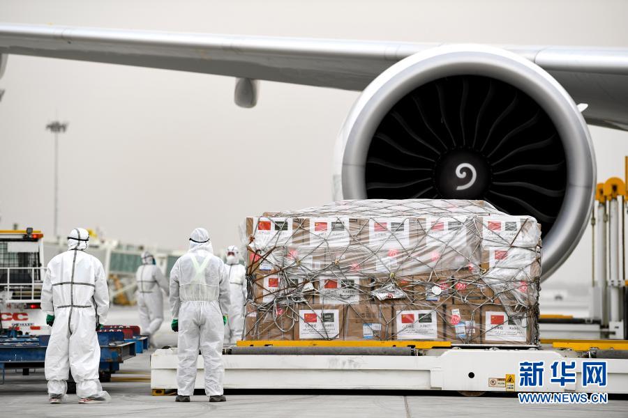 2020年5月10日,在埃及首都开罗,工作人员搬运中国政府援助的抗疫物资。新华社记者 邬惠我 摄