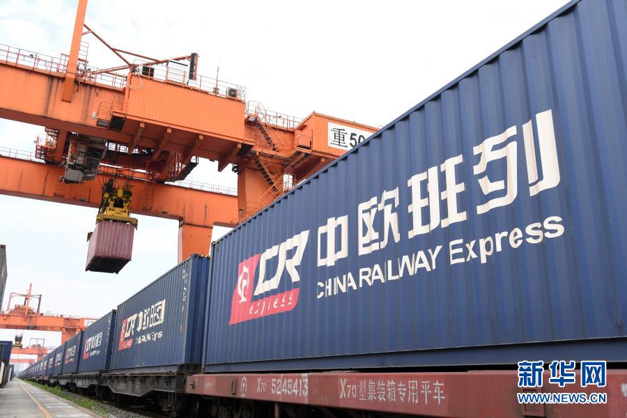 2020年6月19日,中欧班列(渝新欧)布达佩斯直达班列在重庆团结村站准备发车。新华社记者 唐奕 摄