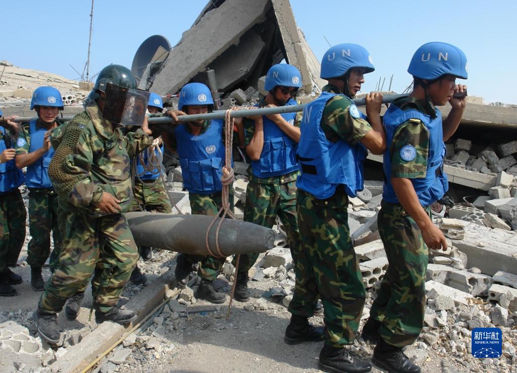 2006年8月28日，在黎巴嫩纳古拉村，中国维和部队排爆官兵排除一枚未爆炸弹。新华社发（李春年摄）