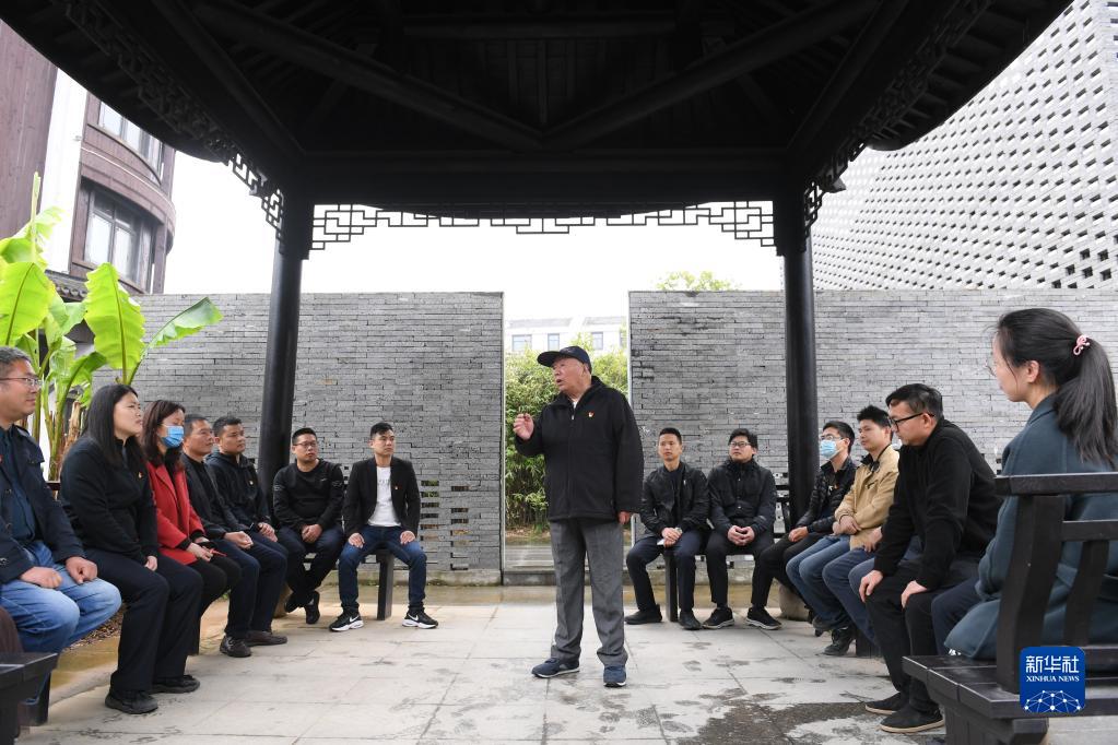 2021年4月11日,浙江诸暨枫桥镇魏廉村老党员魏杏根(中)在枫桥经验陈列馆的亭子内和年轻党员分享当年运用“枫桥经验”化解基层矛盾的故事。新华社记者 翁忻旸 摄