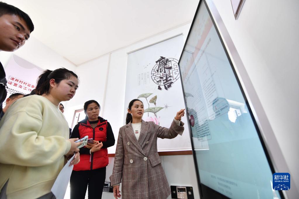 村民在广西鹿寨县鹿寨镇波井村政务服务中心学习使用“廉情驿站”(2021年12月16日摄)。“廉情驿站”集廉政知识宣传、廉情信息收集、全天候网上监督等功能为一体,村民通过手机就能对村内事务进行24小时“云监督”。新华社记者 黄孝邦 摄