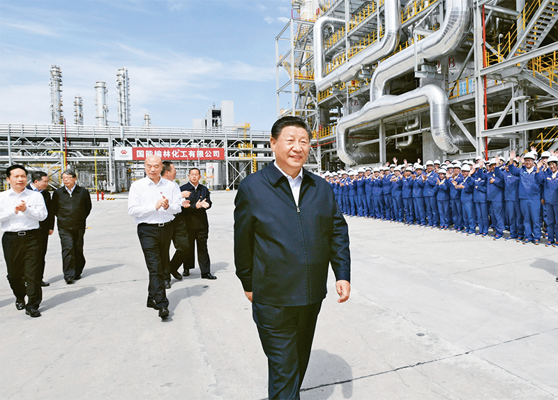 2021年9月13日至14日,中共中央总书记、国家主席、中央军委主席习近平在陕西省榆林市考察。这是13日上午,习近平在国家能源集团榆林化工有限公司年产40万吨乙二醇项目现场考察。 新华社记者 李学仁/摄