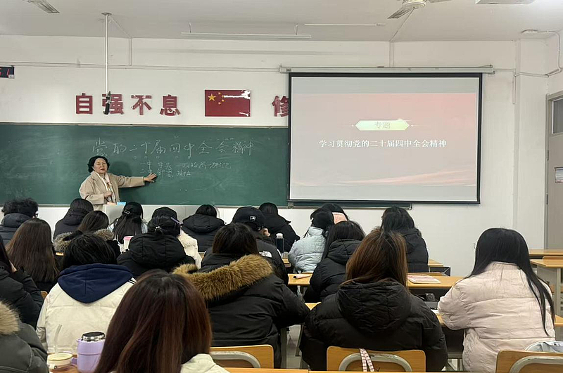 ​深耕思政课堂 铸魂育人根基                                   ——我校领导班子常态化走进课堂讲授思政课