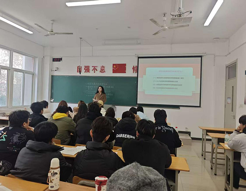 ​深耕思政课堂 铸魂育人根基                                   ——我校领导班子常态化走进课堂讲授思政课